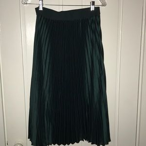 Pleated emerald mid calf skirt